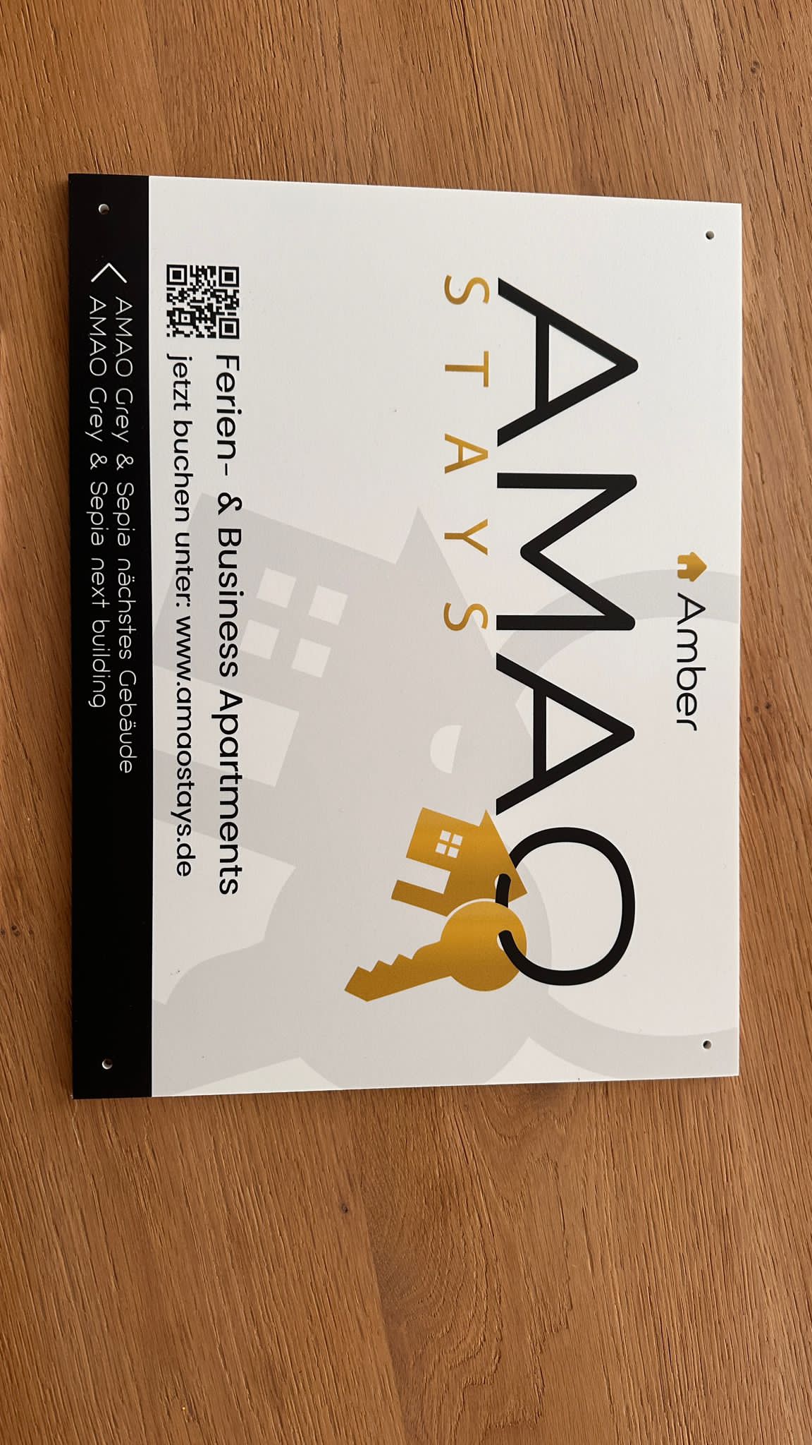 Werbeschild von AMAO-Stays