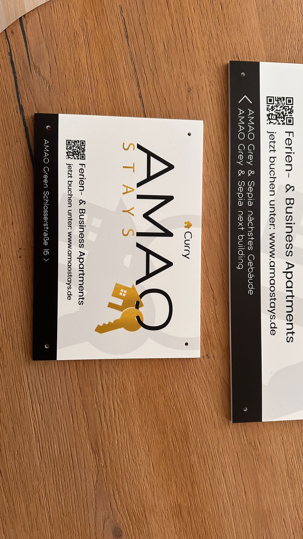 Werbeschild von AMAO-Stays