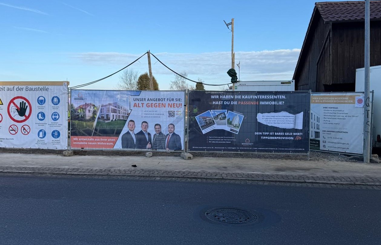 Realansicht Baustellenbanner Wohnkraft Immobilien